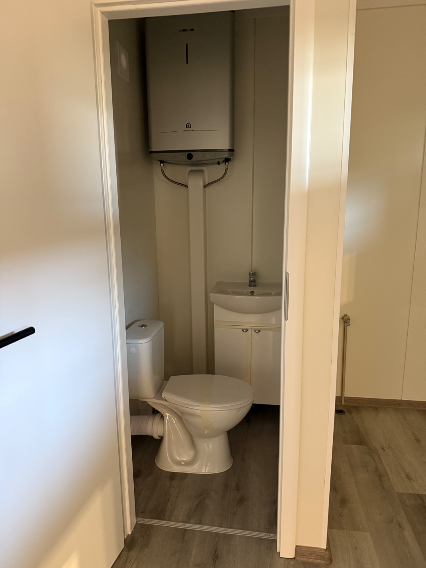 Kontajner ako kadernícky salón – Veľký Lapáš – fotografia 6